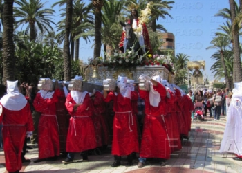 fotosmelilla 2014 04 14 rebeca 12 2 Decenas de personas arropan a los cofrades del Nazareno en el traslado de sus tallas
