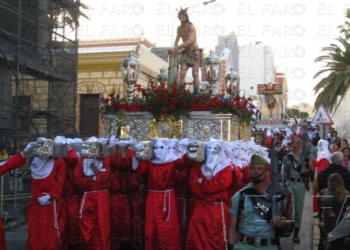 fotosmelilla 2014 04 18 spa 17 10 Los más devotos no abandonan a su Cristo Flagelado ni a la Virgen del Mayor Dolor