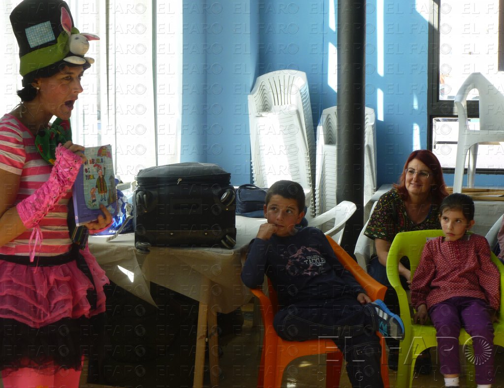 Un cuentacuentos enseña a los niños que las mamás no son tan “mandonas”