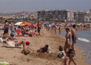 fotosmelilla 2014 04 30 spa 11 1 Las playas de Melilla se ponen a punto para el inicio de la temporada de verano