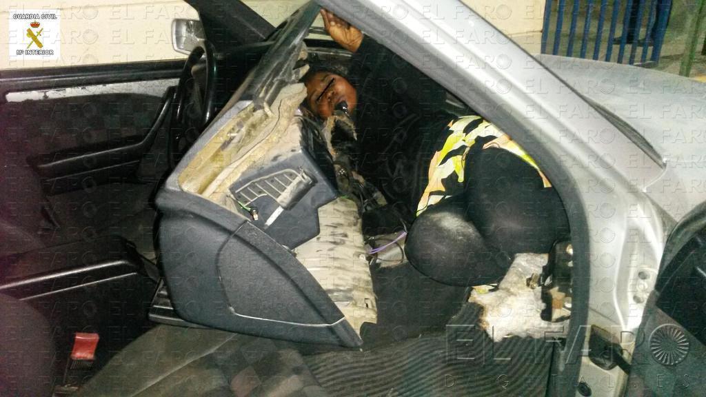 Hallan en dobles fondos de un coche a un menor y una mujer inmigrantes