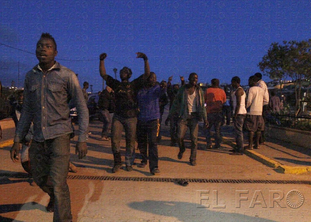 Unos 400 inmigrantes acceden a Melilla, una de las mayores entradas