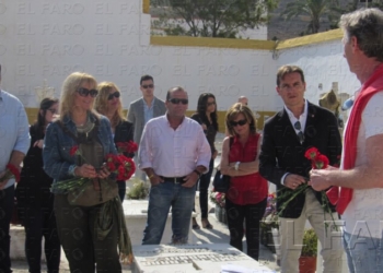 fotosmelilla 2014 05 02 rebeca 13 1 UGT y PSOE recuerdan a los caídos por defender sus ideales con flores rojas