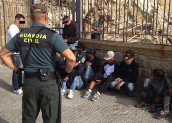 fotosmelilla 2014 05 08 asp 6 2 Interceptan a 70 inmigrantes en las escolleras, 61 de ellos menores
