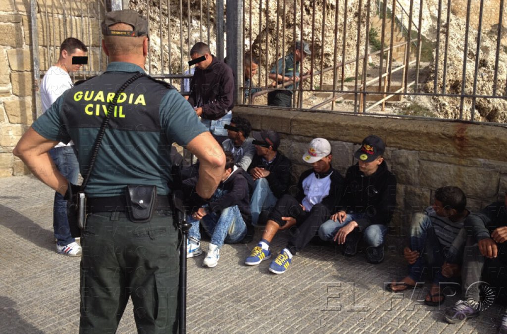 Interceptan a 70 inmigrantes en las escolleras, 61 de ellos menores
