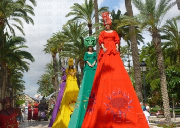 fotosmelilla 2014 05 19 dori P1250055 Dragones, monstruos, payasos y magos llevan el teatro a la calle
