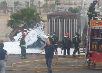 fotosmelilla 2014 05 22 rebeca 16 1 Los Bomberos sofocan el fuego en un barco que estaban desguazando en el Puerto