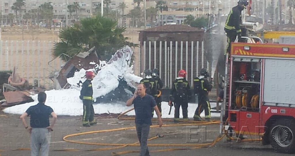 Los Bomberos sofocan el fuego en un barco que estaban desguazando en el Puerto