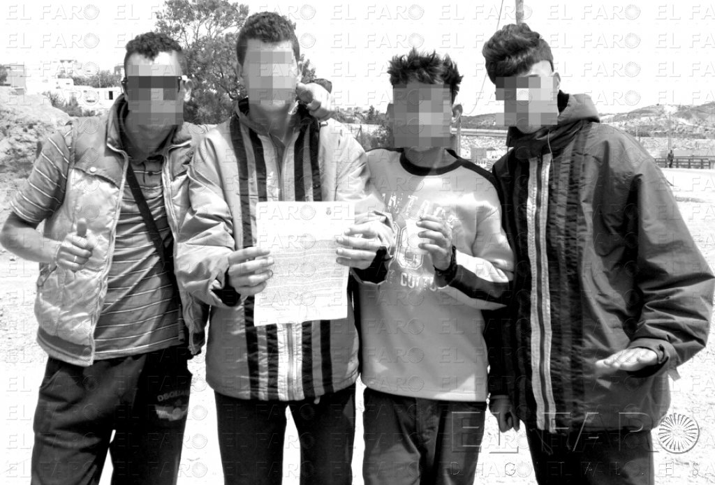 Unos 50 inmigrantes marroquíes y argelinos acampan junto al CETI