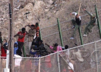 fotosceuta 2014 06 29 melilla BqZSqOXCEAASFJF La Guardia Civil podría incurrir en 3 delitos al permitir entrar a los ‘mejanis’ en Melilla