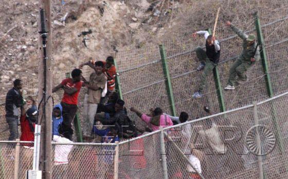 La Guardia Civil podría incurrir en 3 delitos al permitir entrar a los ‘mejanis’ en Melilla