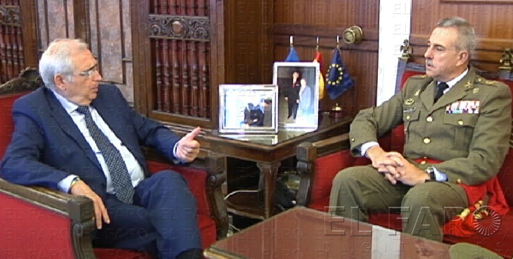 El general De la Peña se despide del presidente Imbroda y de El Barkani