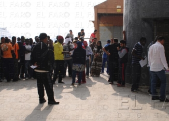 fotosmelilla 2014 06 12 spa 3 3 Decenas de inmigrantes, en la puerta de las Torres