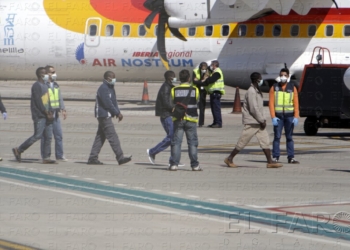 fotosmelilla 2014 06 18 Tania Costa SGG0100 Interior trae a 210 inmigrantes en avión a Melilla para repatriarlos a Marruecos