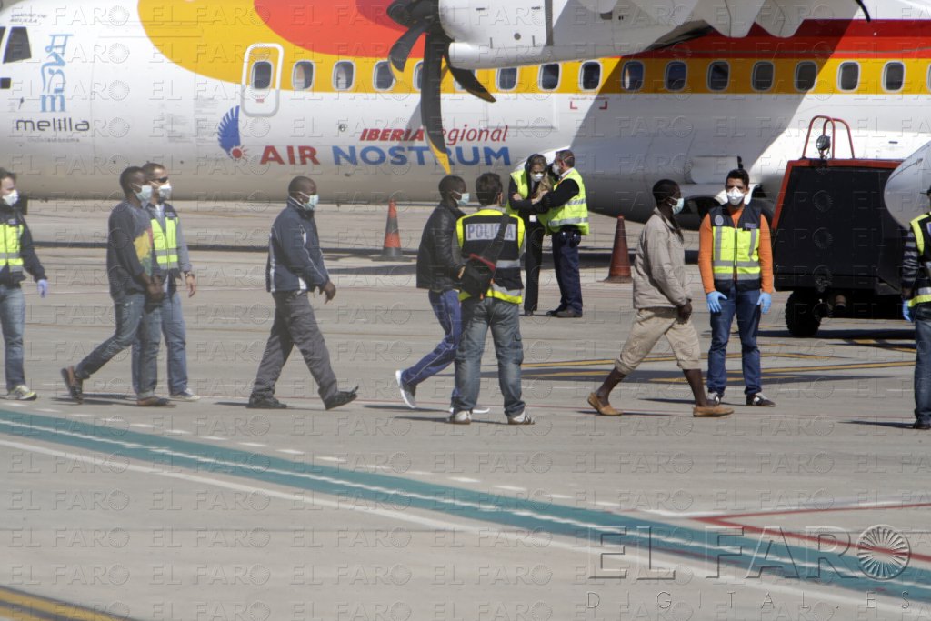 Interior trae a 210 inmigrantes en avión a Melilla para repatriarlos a Marruecos