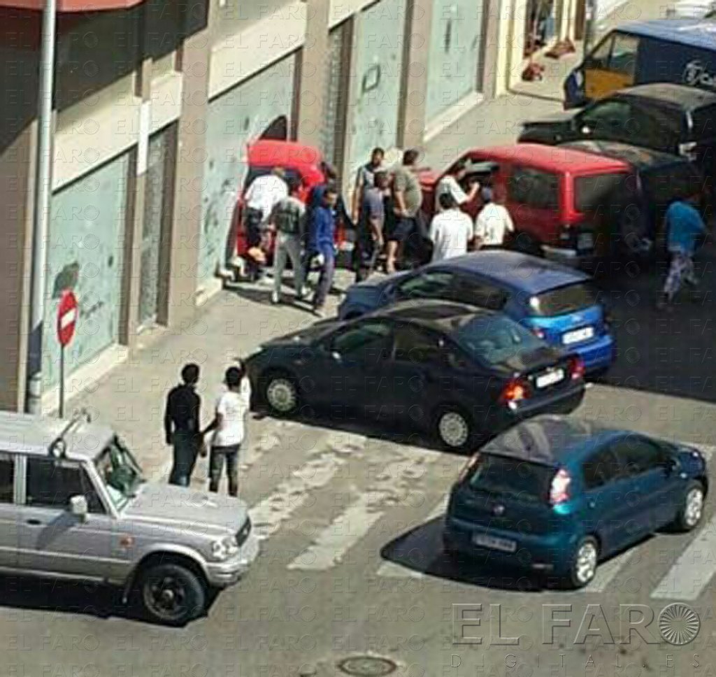 Un accidente provoca que un coche aparcado se estrelle en un escaparate
