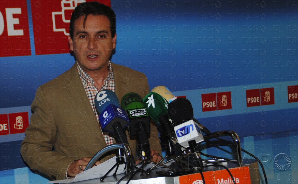 Escobar critica la política de Imbroda basada en “cumbres de pasillo”