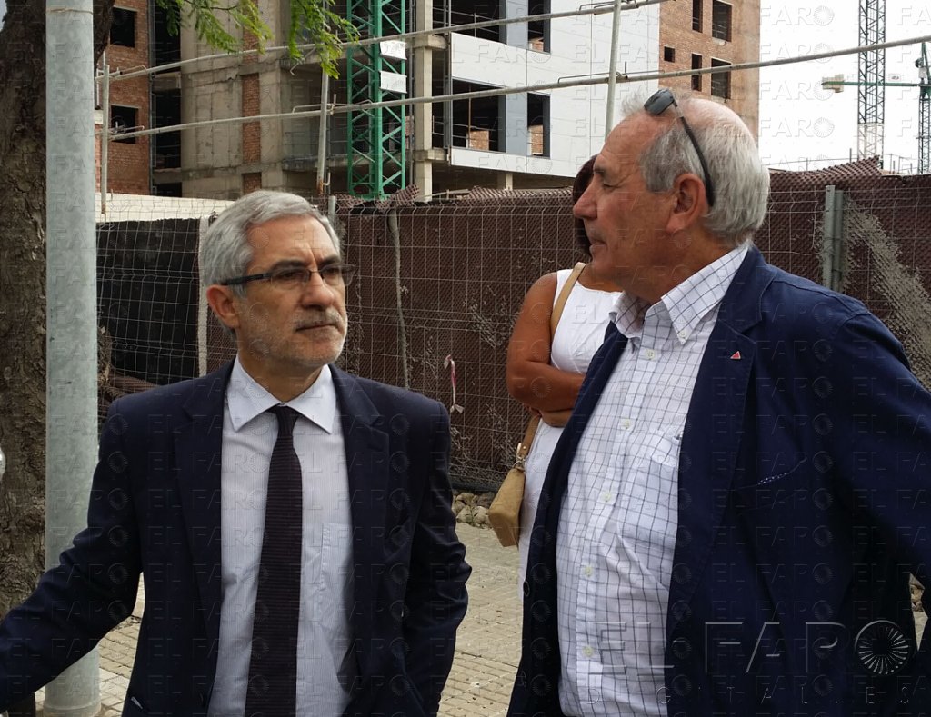 Llamazares recibe un informe sobre la paralización de las obras del nuevo hospital