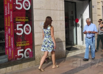fotosmelilla 2014 06 24 rebeca 9 1 Los comercios adelantan las rebajas antes de la ‘fuga’ de funcionarios por vacaciones