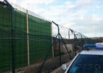 fotosmelilla 2014 06 28 Tania Costa dannos en la verja aerport2 Interior destina a la malla antitrepa en Melilla la mitad de dinero que en Ceuta