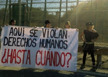 fotosmelilla 2014 07 06 asp 4 1 Activistas se encadenan en la valla contra las ‘devoluciones en caliente’