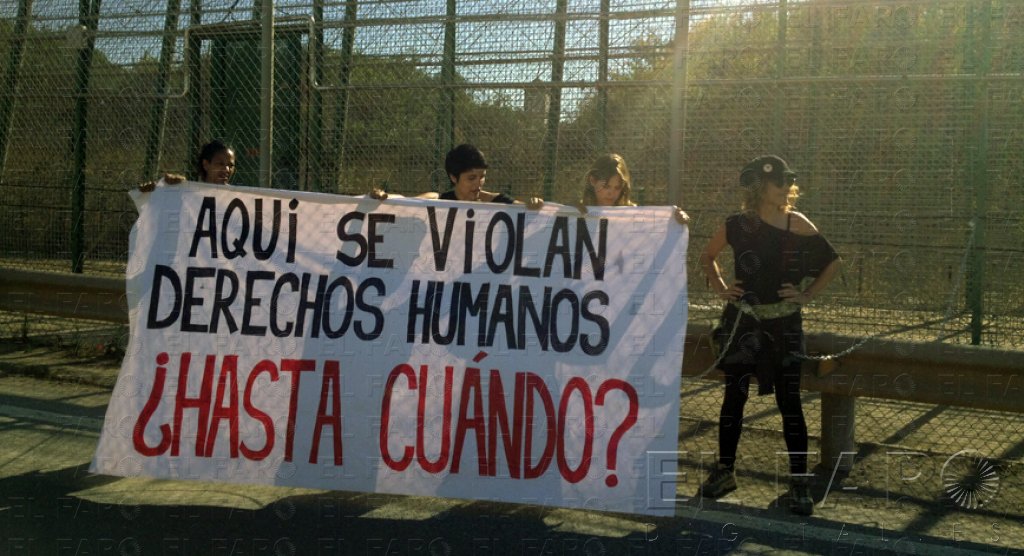 Activistas se encadenan en la valla contra las ‘devoluciones en caliente’