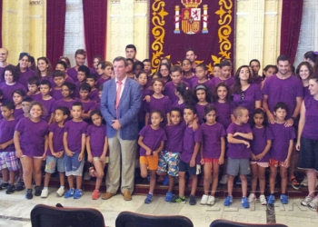 fotosmelilla 2014 07 10 spa 20 1 Los niños de las Colonias de Cáritas visitan el Palacio de la Asamblea