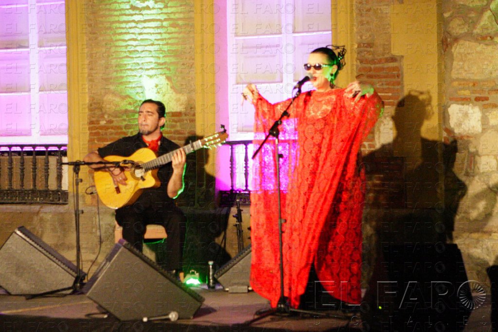 Los melillenses disfrutan de una noche de verano con Martirio y Raúl Rodríguez