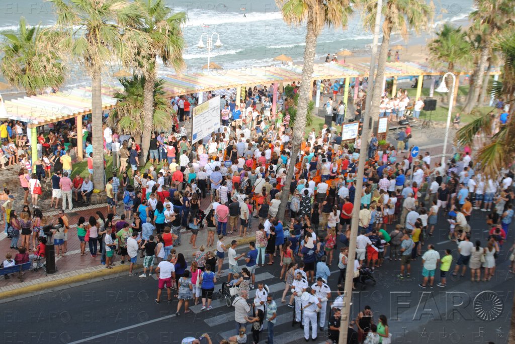 Unas 200 personas rezan a la Virgen del Carmen en la playa
