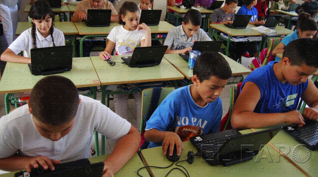 Los centros de la ciudad cuentan con un ordenador por cada tres escolares