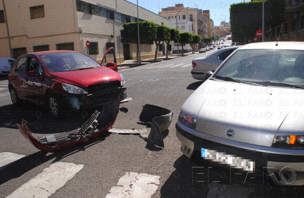 Dos coches colisionan en la calle Carlos V por saltarse el ‘ceda’