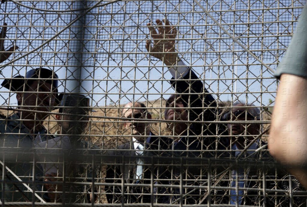 Menos del 1% de inmigrantes logra superar la malla antitrepa de la valla