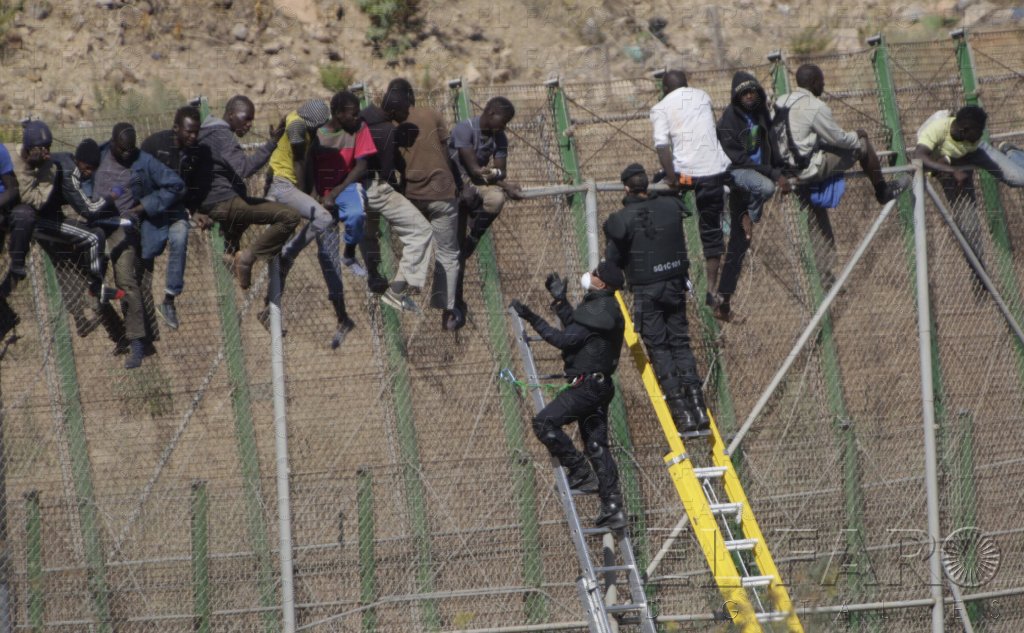 Entregan’ a Marruecos a 70 inmigrantes, tras aguantar entre 8 y 16 horas en la valla
