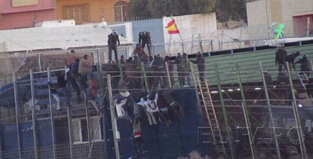 Multados dos periodistas que hicieron fotos un salto de inmigrantes en la valla