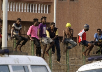 fotosmelilla 2014 08 31 asp 2 2 Una avalancha de 250 inmigrantes acaba con la entrada de 15 en Melilla