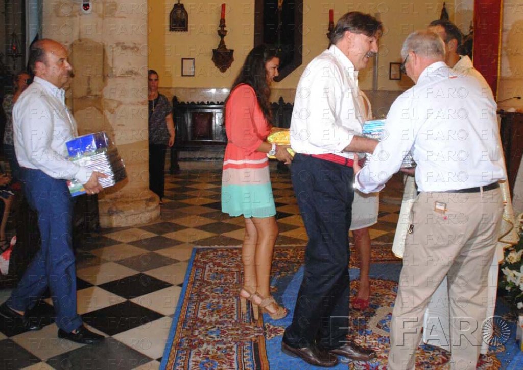 Cruz Roja recoge material escolar con la ayuda de la congregación de la Patrona
