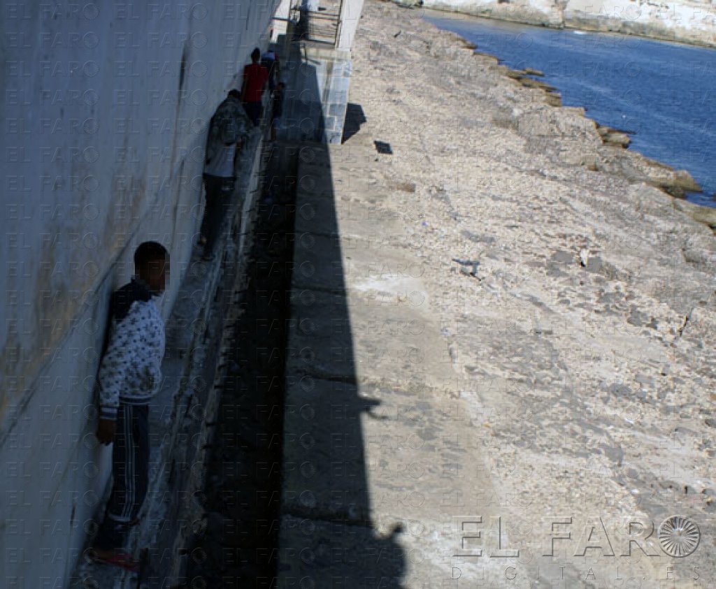El ‘dormitorio’ de los menas en el Puerto: Un problema más allá de la Operación Feriante