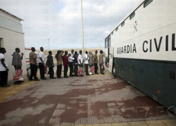 fotosmelilla 2014 09 13 Tania Costa 635437145947091918 La falta de billetes de barco paraliza el traslado de inmigrantes del CETI