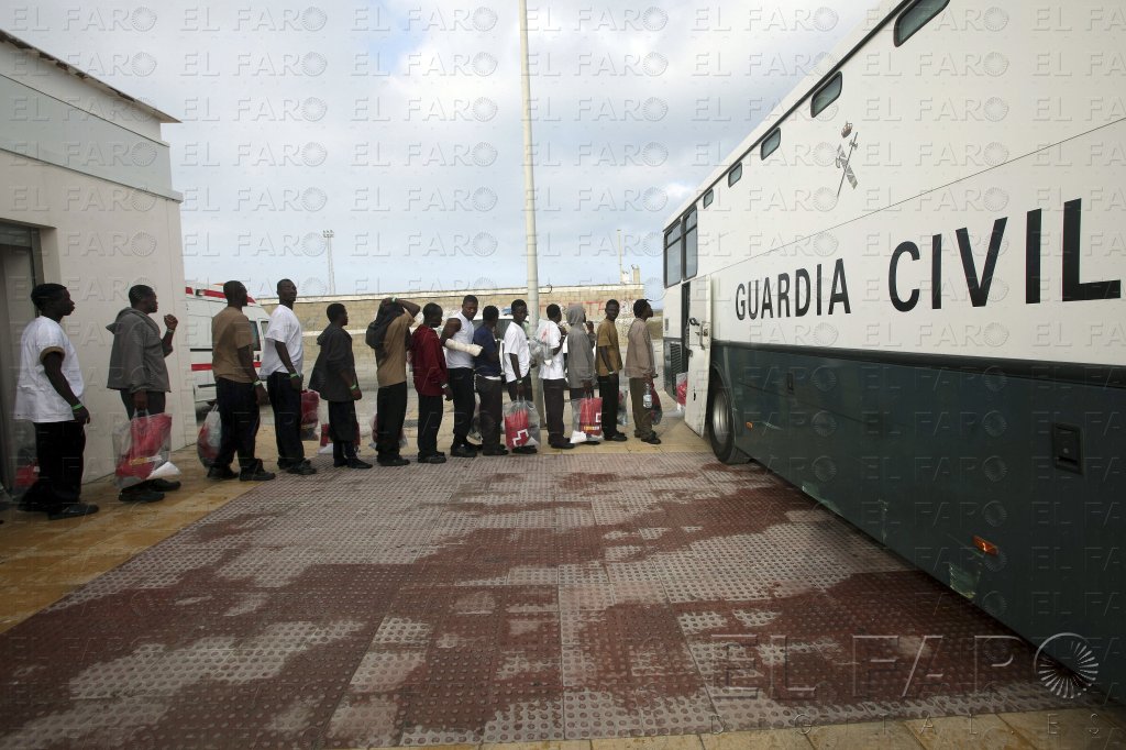 La falta de billetes de barco paraliza el traslado de inmigrantes del CETI