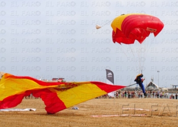 fotosmelilla 2014 09 18 dori 12 2 Los acróbatas del aire vuelan con la bandera por la costa de Melilla