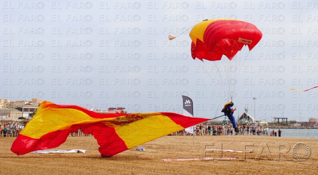Los acróbatas del aire vuelan con la bandera por la costa de Melilla
