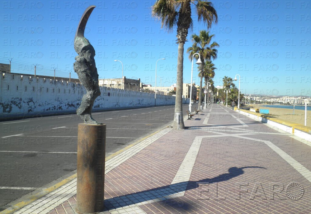 El tramo del Paseo Marítimo frente al cuartel de Caballería, cerrado al tráfico