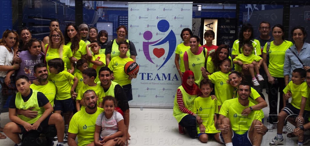 Un grupo de niños con y sin autismo comparte clases de baloncesto gracias a TEAMA