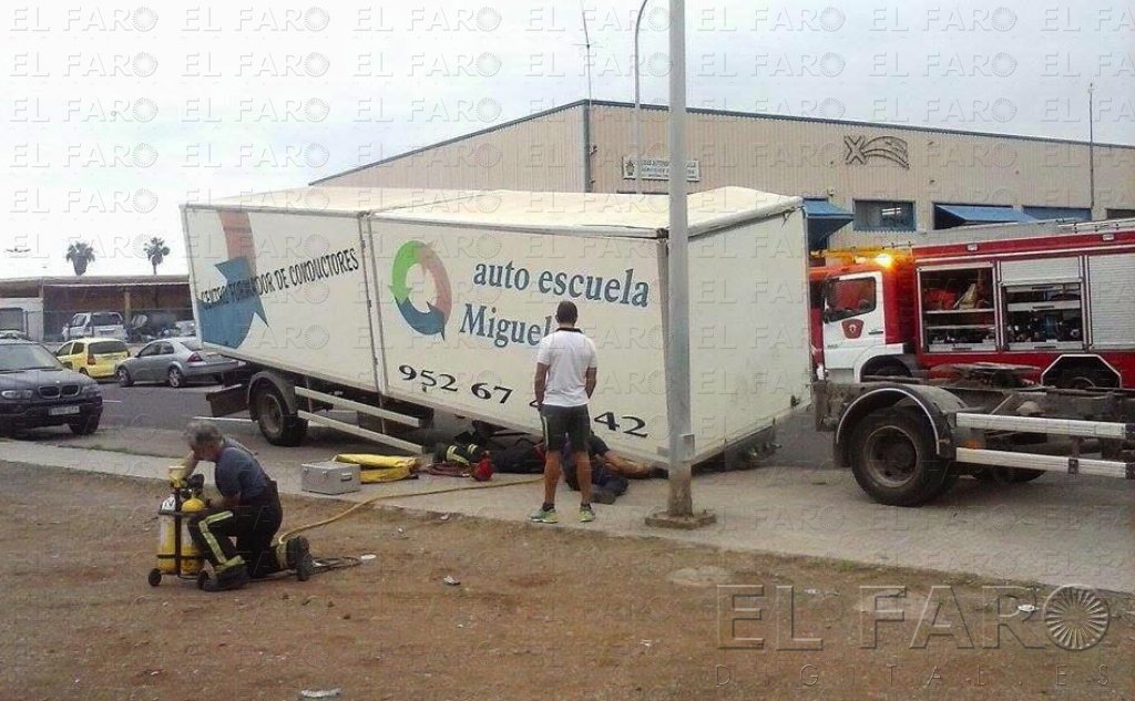 El vuelco del remolque de un camión corta el tráfico de 3 horas en el Sepes