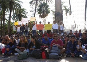 fotosmelilla 2014 10 09 asp 3 1 Medio centenar de sirios protesta en la Plaza de España para salir de Melilla
