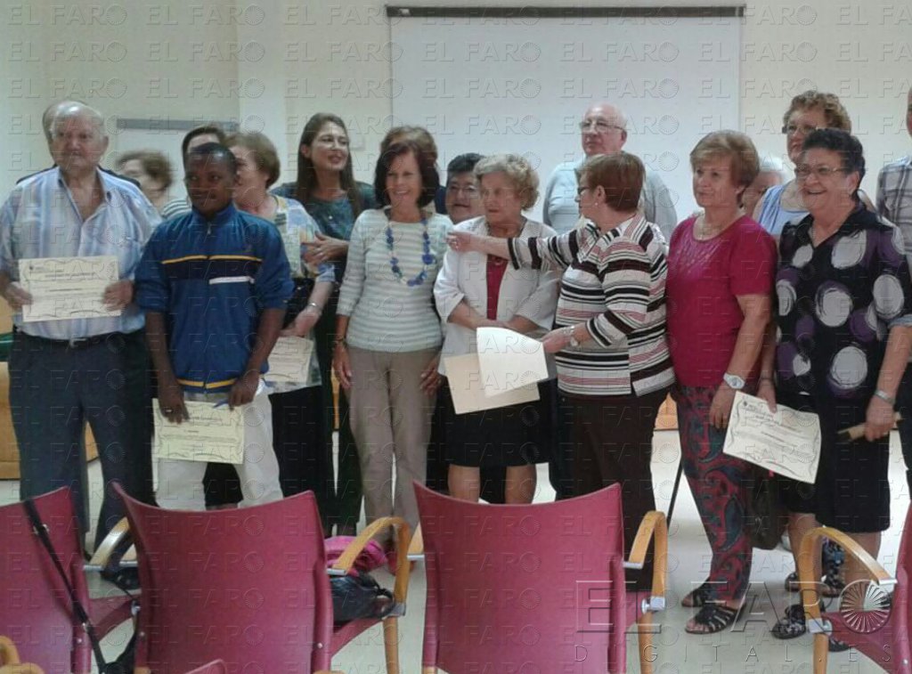 Unos 20 alumnos, con diplomas de las jornadas de consumo
