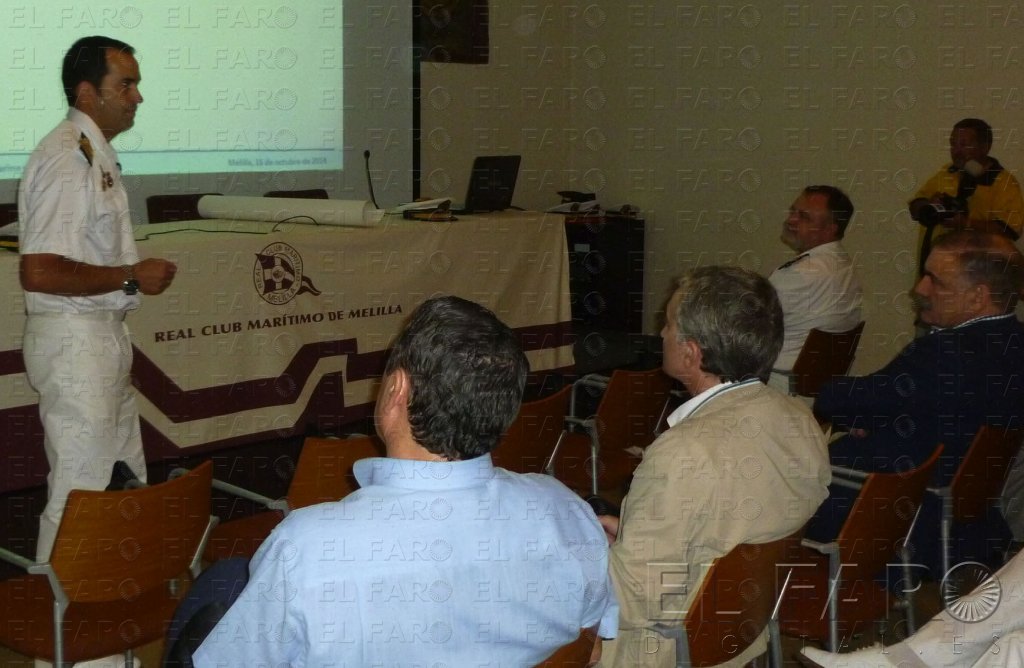 El comandante del ‘Tofiño’ explica el trabajo de la Armada en el diseño de cartas náuticas