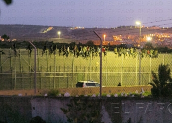 Una veintena de inmigrantes entra    en Melilla en el cuarto salto en una semana