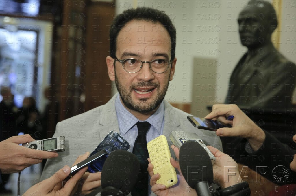 El socialista Hernando dice que la solución a la inmigración no es “sacarles por la puerta de atrás”