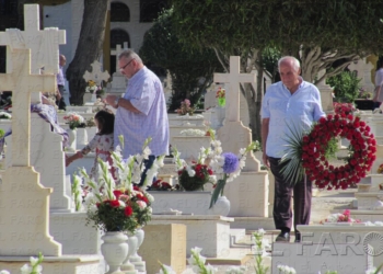 fotosmelilla 2014 11 02 rebeca 14 2 Decenas de melillenses recuerdan a sus seres queridos y llevan de flores el cementerio